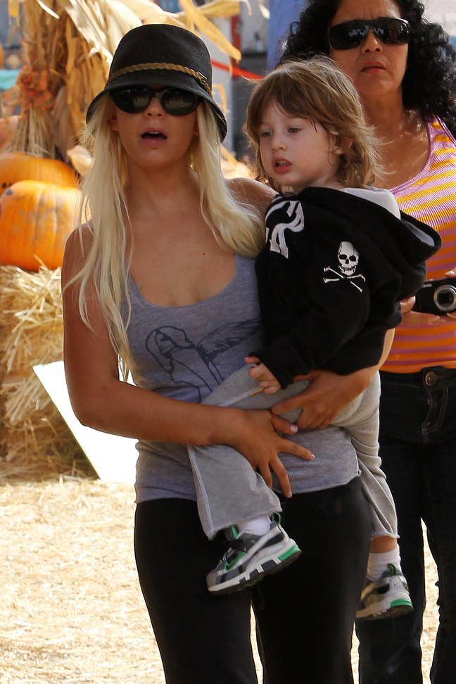 Christina Aguilera, gray tank top, black hat, sunglasses, black yoga pants, flip flops
